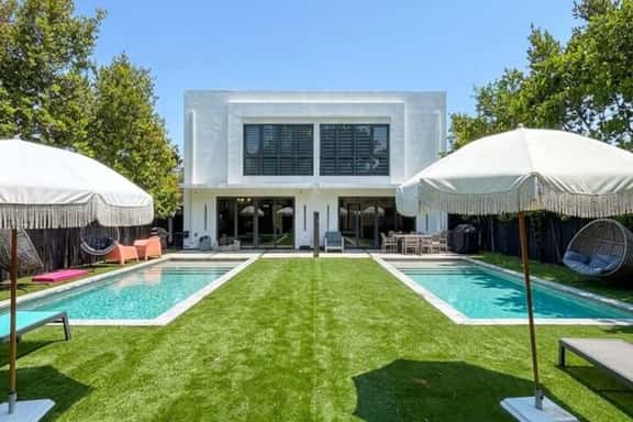 Wynwood Retreat with Two Pools, BBQ - Image 1