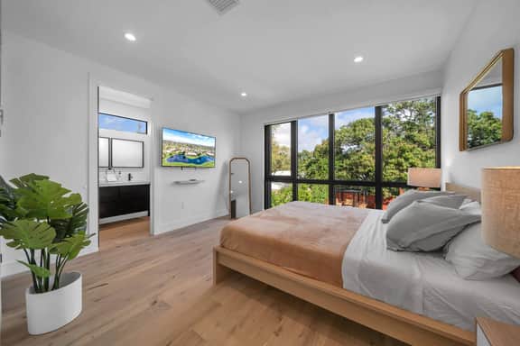 Wynwood Retreat with Two Pools, BBQ