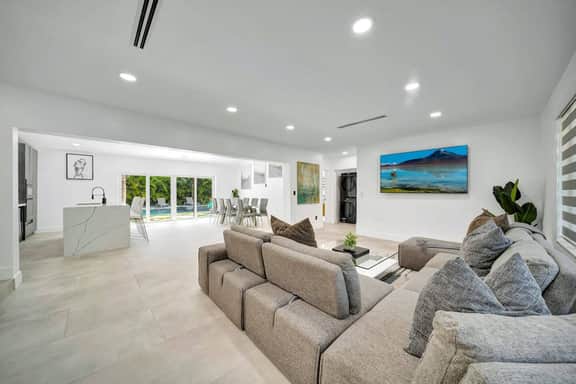Monthly 6BR Home | Heated Pool | Fast Wi-Fi | Yard - Image 3